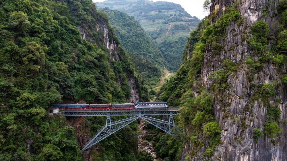 2023年6月20日，一列火車駛過(guò)人字橋。
