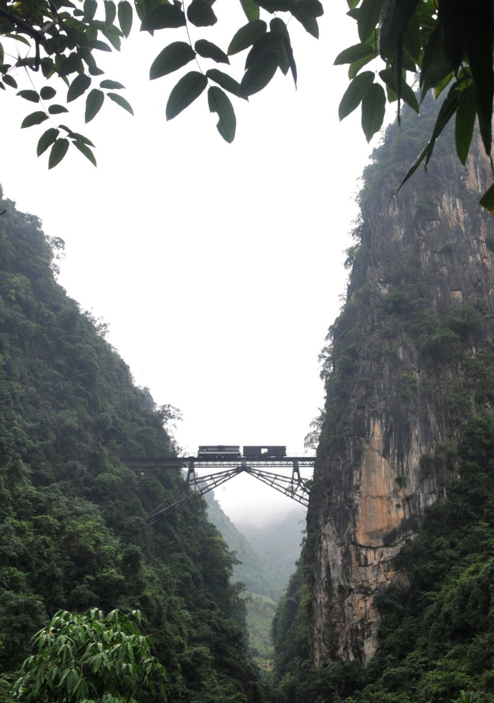 2009年6月1日，一列小火車從人字橋上通過(guò)。