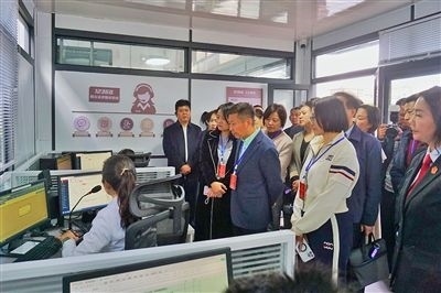  在昆明中院訴前調(diào)解工作室內(nèi)，代表們觀摩法官線上調(diào)解。