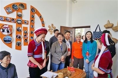  在大理法院喜洲法庭，代表們與“金花調(diào)解員”共同探討民族特色調(diào)解工作方法。