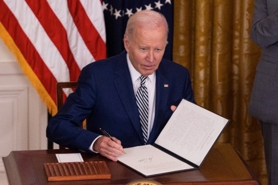 10月30日，美國(guó)總統(tǒng)拜登在華盛頓白宮簽署人工智能監(jiān)管行政令。新華社發(fā)（亞倫攝）