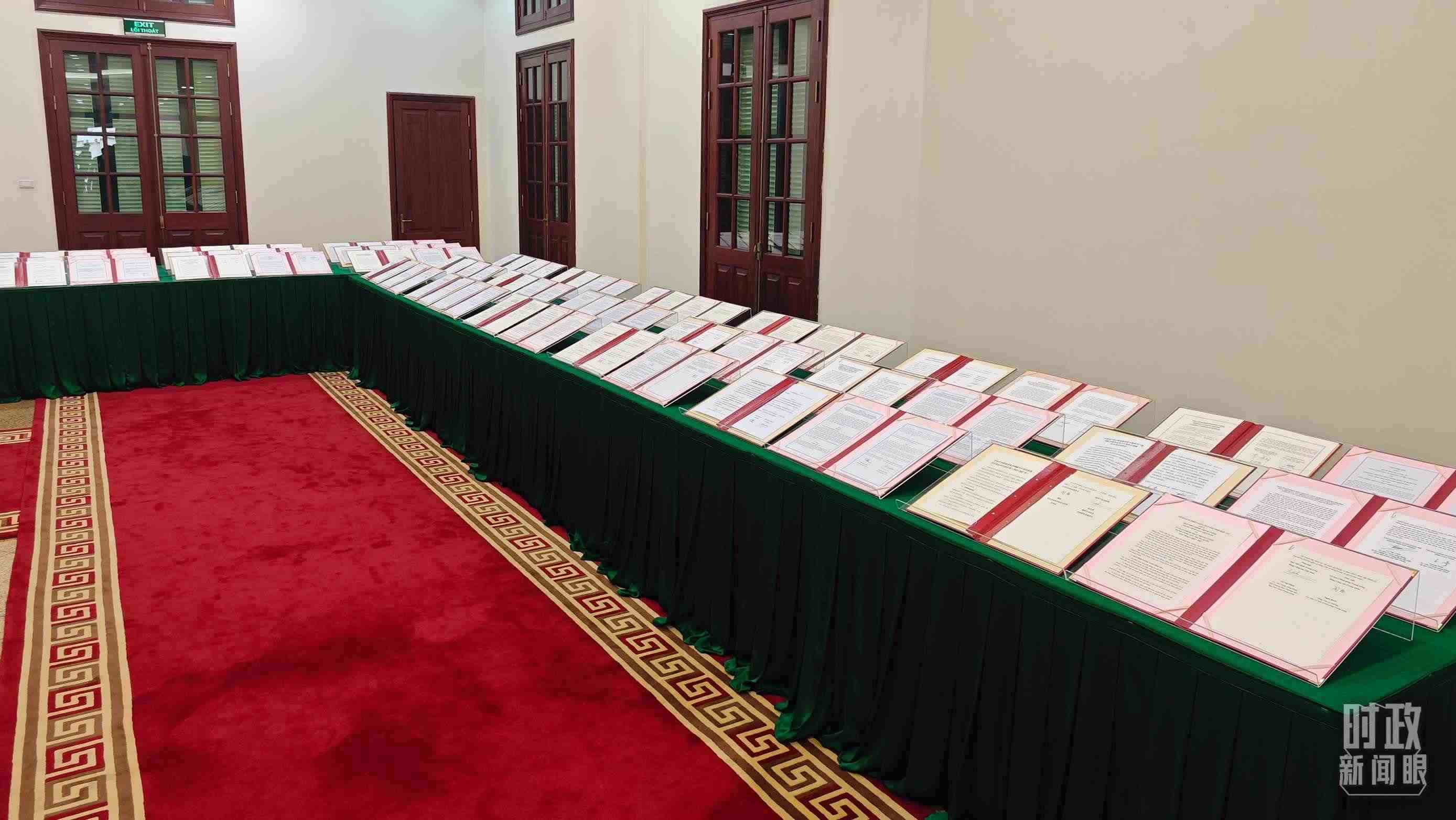 △會談后，兩黨總書記共同見證雙方簽署的雙邊合作文件展示，涵蓋共建“一帶一路”等30多個領(lǐng)域。（總臺央視記者耿小龍拍攝）