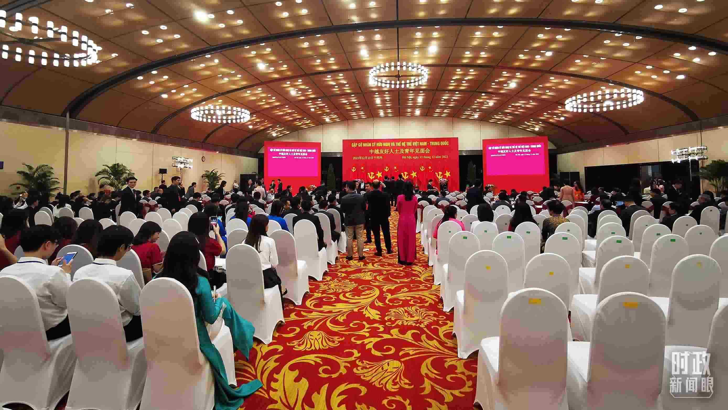 △習(xí)近平出席中越友好人士及青年見面會。這是見面會開始前的場景。（總臺央視記者荊偉拍攝）