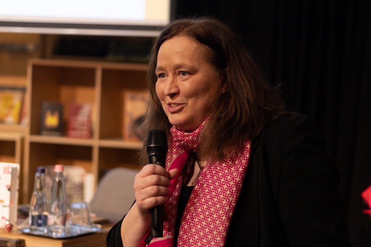 本書譯者宗博莉·克拉拉主持讀書分享會。摩爾多瓦尼·巴爾納巴斯攝