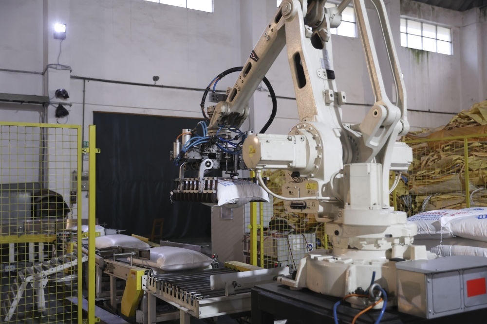 12月14日，在廣西來(lái)賓東糖鳳凰有限公司，機(jī)械臂在廠房碼放白砂糖成品。