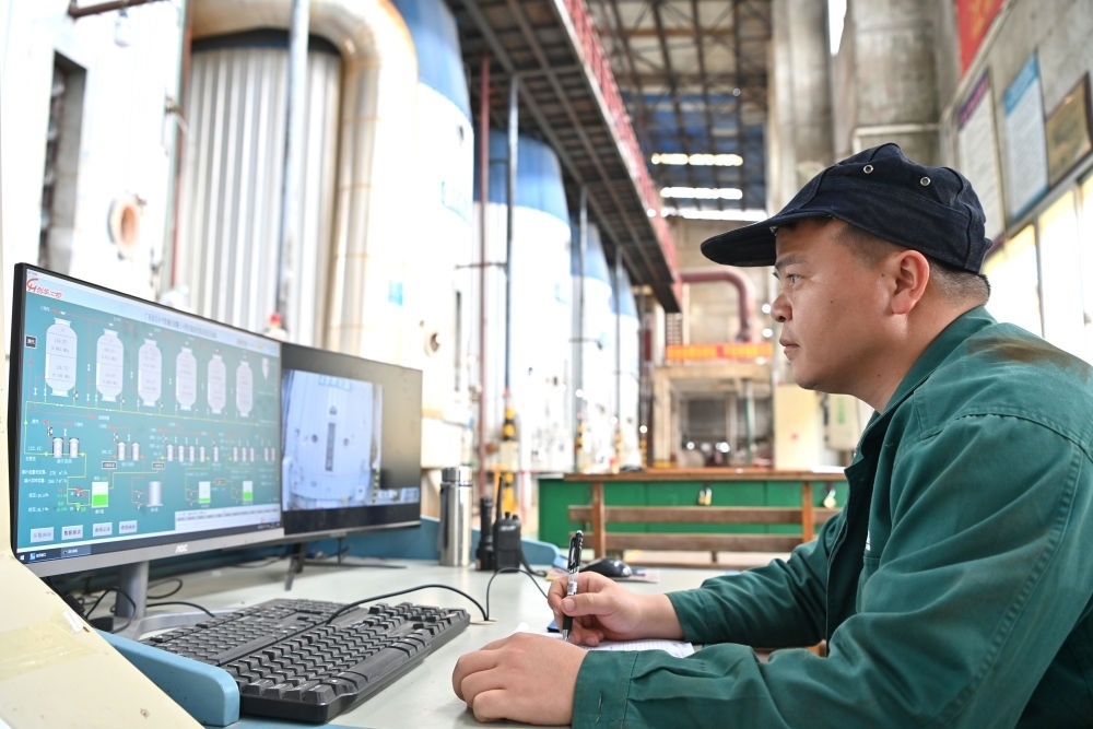 12月12日，工作人員在廣西來(lái)賓小平陽(yáng)湘桂制糖有限公司監(jiān)控蒸發(fā)系統(tǒng)。