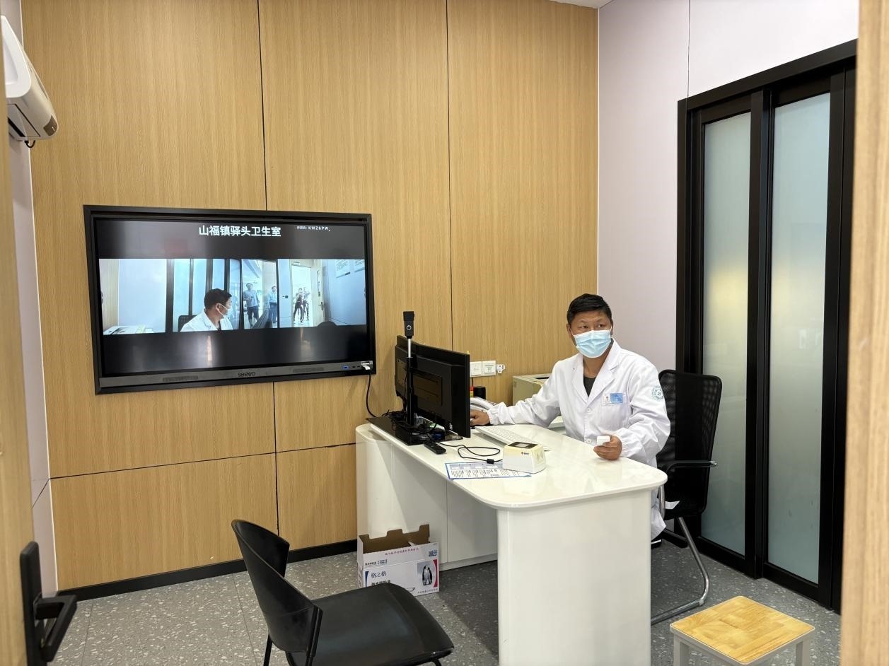 　　村里的值班醫(yī)生在線(xiàn)上連接三甲醫(yī)院的醫(yī)生對(duì)患者進(jìn)行會(huì)診。