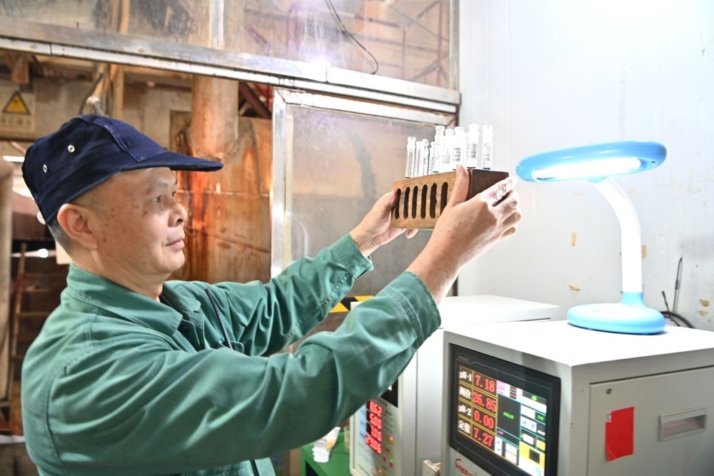 12月12日，廣西來(lái)賓小平陽(yáng)湘桂制糖有限公司的工作人員在檢測(cè)糖漿樣品。