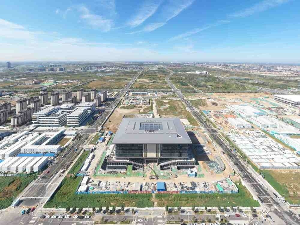 這是雄安新區(qū)大學(xué)園圖書館（2023年10月1日攝，無人機(jī)照片）。新華社記者 朱旭東 攝
