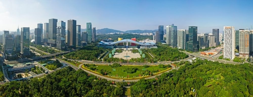 這是在廣東省深圳市拍攝的深圳市民中心和蓮花山公園一線（2020年10月2日攝，無人機(jī)照片）。新華社記者 梁旭 攝