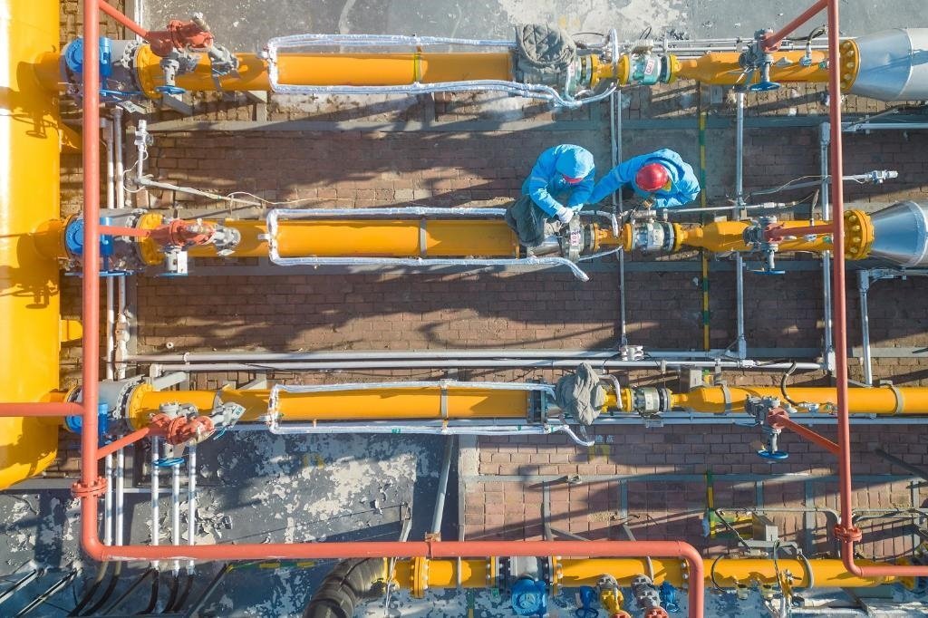 12月17日，黑龍江省哈爾濱市中慶燃氣有限責任公司成高子門站的工作人員在進行設備巡檢，保障燃氣供應（無人機照片）。 新華社記者 張濤 攝