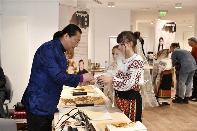 圖為羅馬尼亞小學生在現(xiàn)場體驗烙畫。 布加勒斯特中國文化中心供圖