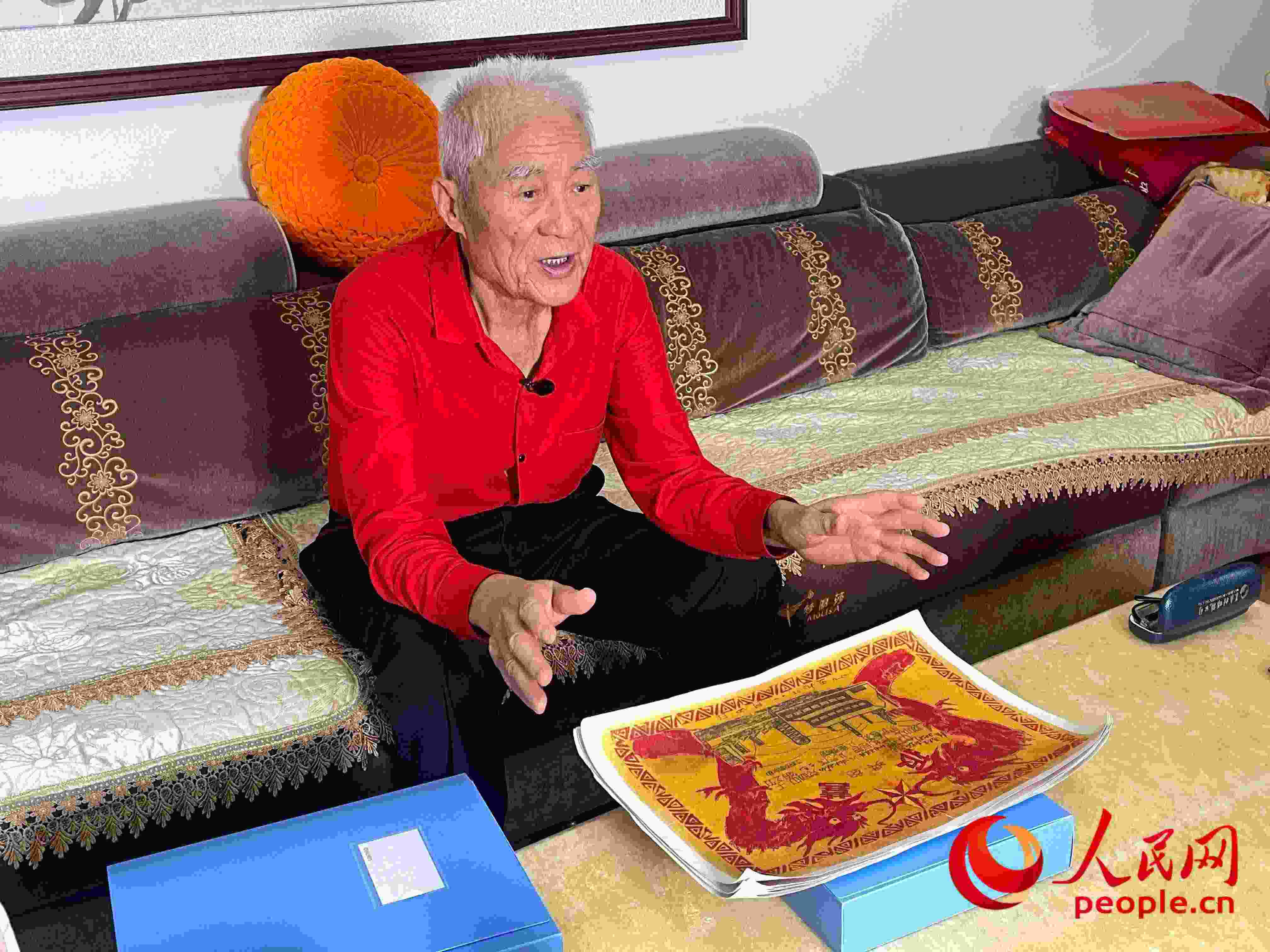 馬太生向采訪團講述自己獲得獎狀的經(jīng)歷。人民網(wǎng) 周靜圓攝