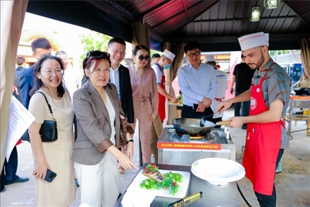 嘉賓現(xiàn)場觀摩。阿聯(lián)酋上?？偵虝咄l(xiāng)會供圖