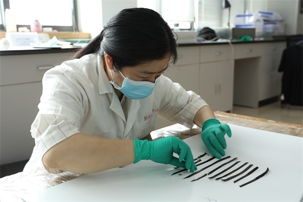 考古工作者正給竹簡排序。國家文物局供圖