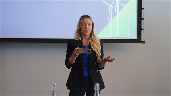 南非駐亞洲和金磚國(guó)家無任所大使蘇克拉爾代表吉娜·布朗發(fā)言。 人民網(wǎng) 張茜攝