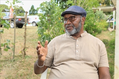 2023年12月18日，瓦努阿圖共和國(guó)總理夏洛特·薩爾維在瓦努阿圖公路項(xiàng)目二期馬勒庫(kù)拉段的移交儀式現(xiàn)場(chǎng)接受人民網(wǎng)采訪。人民網(wǎng) 賀吉攝