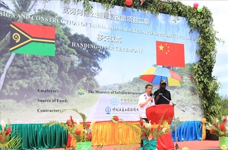 2023年12月18日，中國(guó)駐瓦努阿圖大使李名剛在瓦努阿圖公路項(xiàng)目二期馬勒庫(kù)拉段的移交儀式上發(fā)表致辭。人民網(wǎng) 賀吉攝