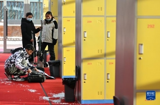 12月21日，游客在滑雪服務(wù)大廳整理滑雪裝備。