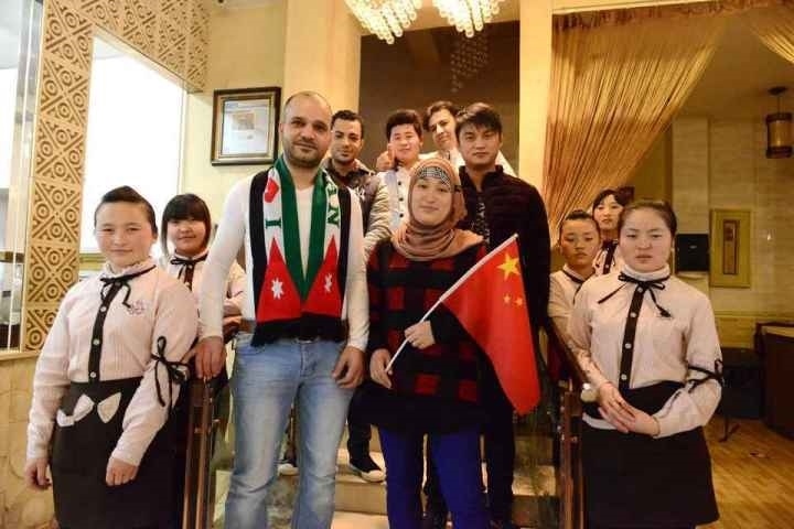 穆罕奈德夫婦與餐廳員工合影。共享聯(lián)盟·義烏 呂斌 攝