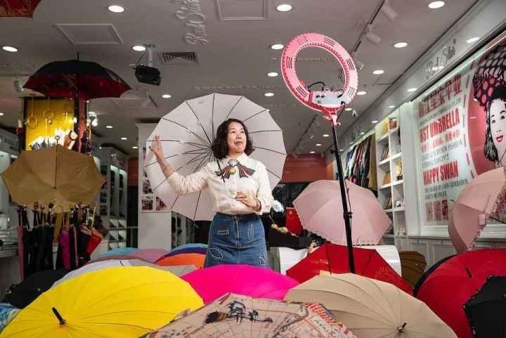 在義烏打拼了27年的商戶張吉英，正通過直播銷售雨傘。義烏市委宣傳部供圖