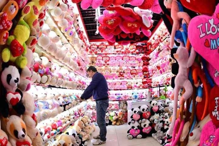 商戶在店鋪內(nèi)整理毛絨玩具。共享聯(lián)盟·義烏 呂斌 攝