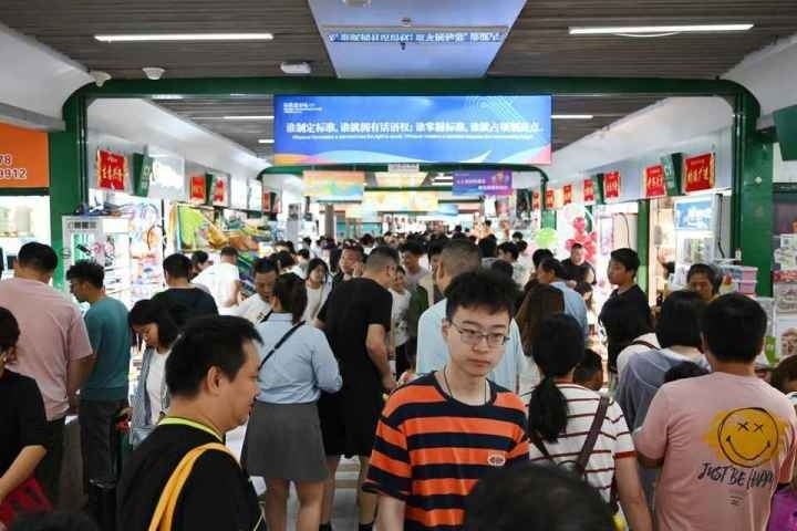 國慶長假期間，“世界超市”摩肩接踵。共享聯(lián)盟·義烏 吳峰宇 攝