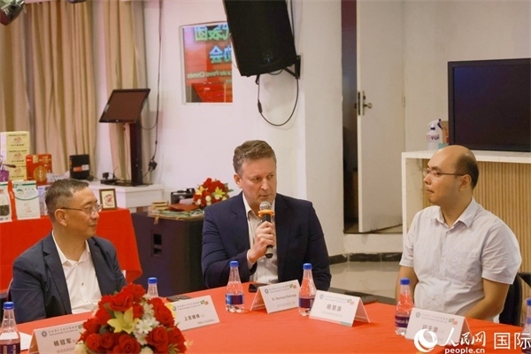 巴西中國(guó)友好協(xié)會(huì)主席恩里克·諾布雷加（中）在座談會(huì)中發(fā)言。人民網(wǎng)記者 陳海琪攝