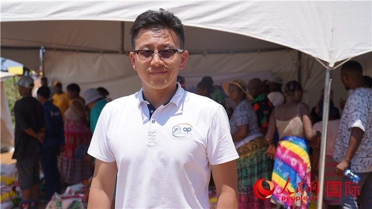 延鋒彼歐南非公司總經(jīng)理張?chǎng)伟l(fā)言致辭。人民網(wǎng) 張茜攝