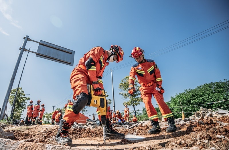 周彩琪和隊友在救援現(xiàn)場。受訪者供圖