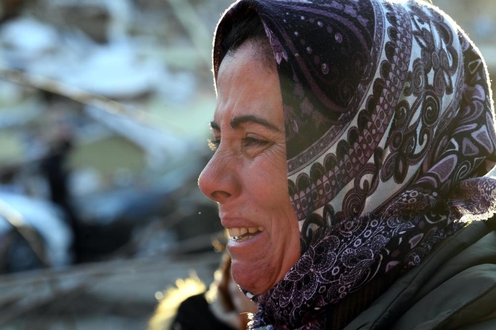 2月8日，在土耳其哈塔伊的一處地震廢墟，當(dāng)?shù)鼐用竦却H人的消息。新華社記者沙達(dá)提攝