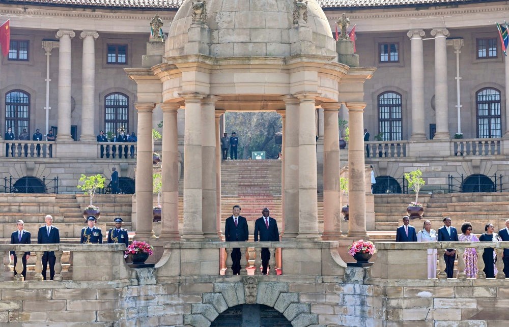 當(dāng)?shù)貢r(shí)間8月22日上午，正在南非進(jìn)行國(guó)事訪問的國(guó)家主席習(xí)近平在比勒陀利亞總統(tǒng)府同南非總統(tǒng)拉馬福薩會(huì)談。會(huì)談前，拉馬福薩在總統(tǒng)府廣場(chǎng)為習(xí)近平舉行歡迎儀式。新華社記者 殷博古 攝