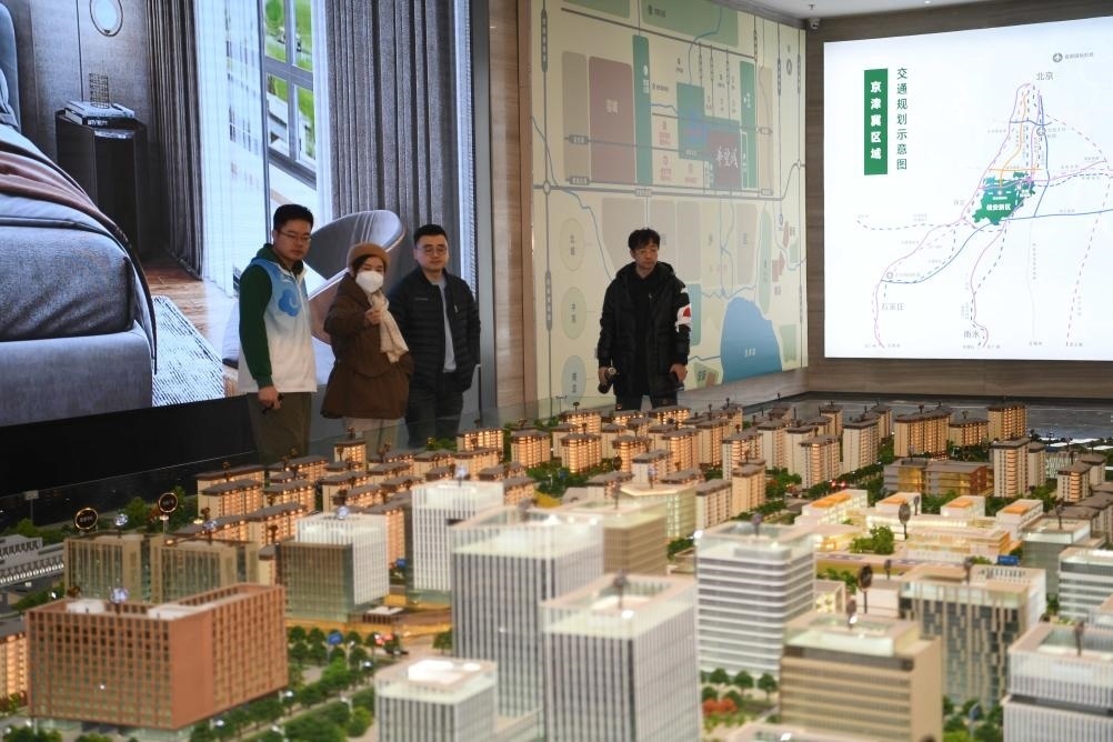 購房者在河北雄安新區(qū)某項(xiàng)目售樓部查看沙盤（2月25日攝）。新華社記者 朱旭東 攝