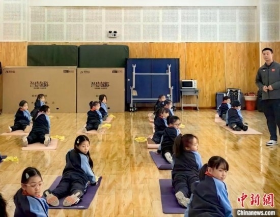 逸陽文思學(xué)校學(xué)生正在進(jìn)行運(yùn)動(dòng)恢復(fù)矯正訓(xùn)練。<a target='_blank' href='/' ><p align=