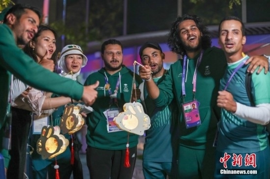 資料圖：9月29日，中國(guó)傳統(tǒng)節(jié)日中秋節(jié)，杭州亞運(yùn)會(huì)運(yùn)動(dòng)員村舉辦中秋主題活動(dòng)，中外運(yùn)動(dòng)員們歡聚一堂。圖為沙特阿拉伯運(yùn)動(dòng)員手持燈籠拍攝照片。<a target='_blank' href='/'><p align=