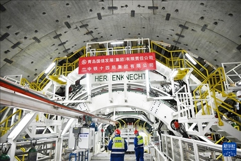 12月30日，中鐵十四局技術(shù)人員在盾構(gòu)掘進(jìn)開(kāi)始前檢查“海天號(hào)”盾構(gòu)機(jī)。新華社記者 李紫恒 攝