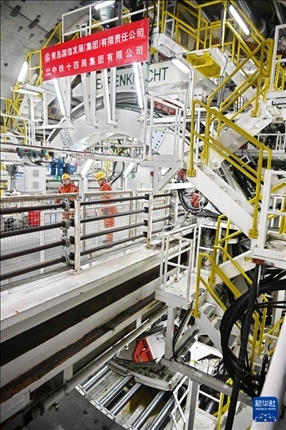 12月30日，建設(shè)者在青島膠州灣第二隧道工程南線主線隧道盾構(gòu)掘進(jìn)現(xiàn)場(chǎng)作業(yè)。新華社記者 李紫恒 攝