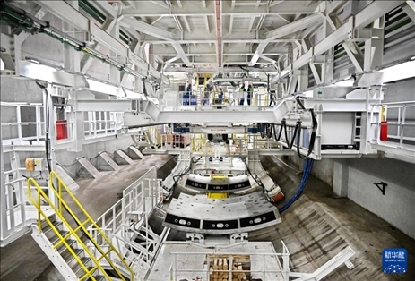 12月30日，建設(shè)者在青島膠州灣第二隧道工程南線主線隧道盾構(gòu)掘進(jìn)現(xiàn)場(chǎng)作業(yè)。新華社記者 李紫恒 攝