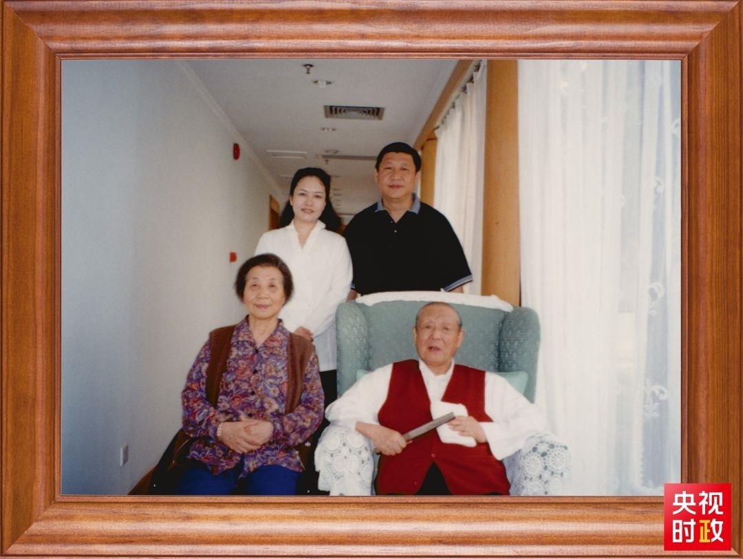 △這是習近平夫婦同父親習仲勛、母親齊心的合影。這張照片第一次出現(xiàn)在他的書架上。