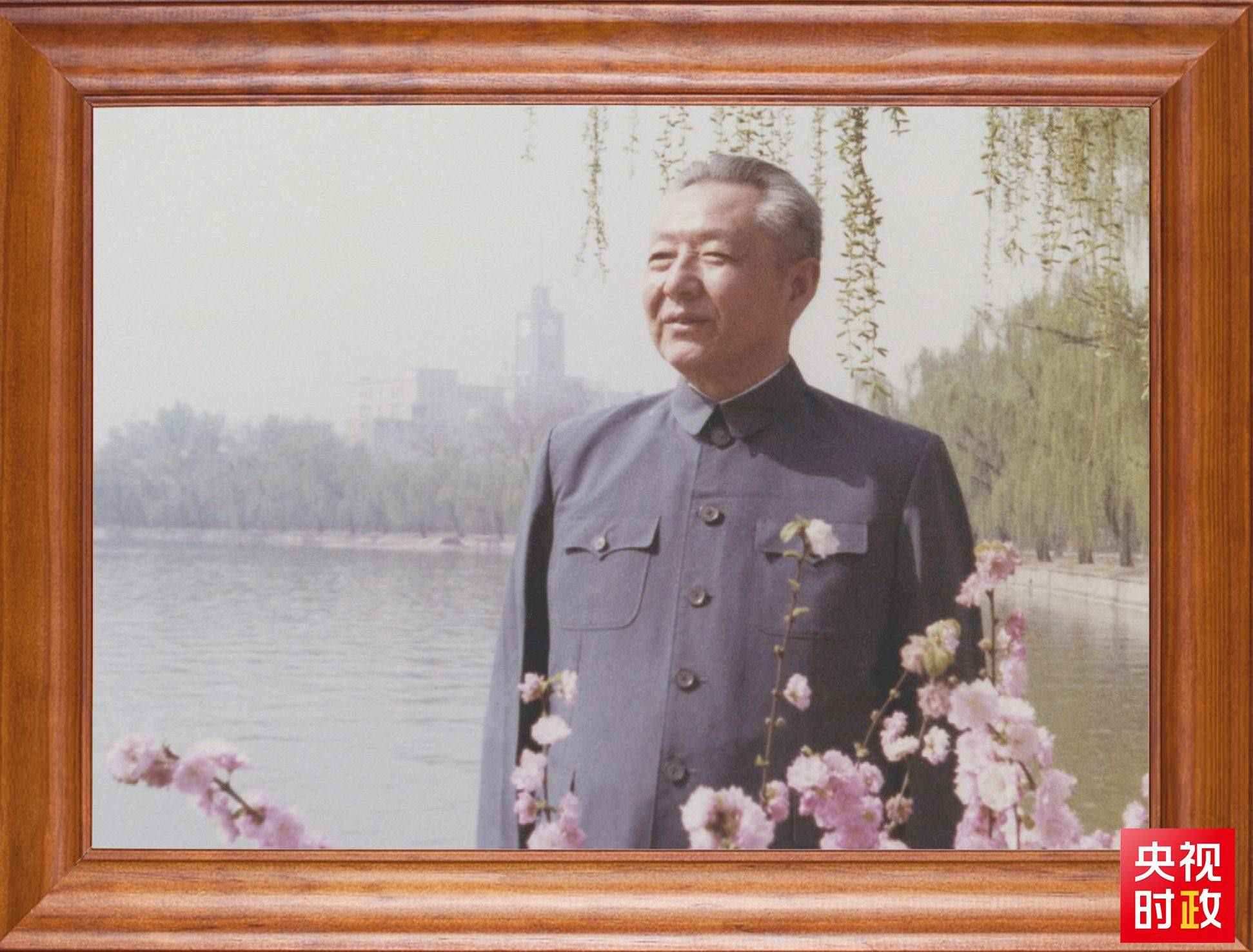 △這是習近平父親習仲勛同志的照片。2023年10月15日，是習仲勛同志誕辰110周年紀念日。這張照片第一次出現(xiàn)在他的書架上。