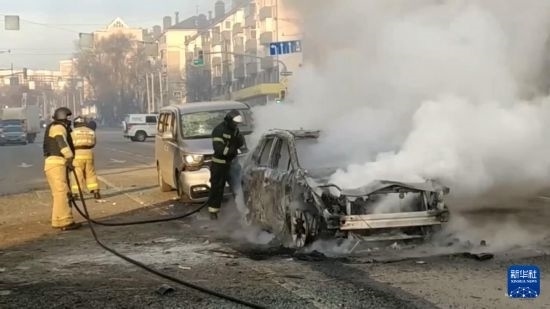 這張俄羅斯緊急情況部12月30日發(fā)布的視頻截圖顯示，在俄羅斯別爾哥羅德市，工作人員在現(xiàn)場救援。新華社發(fā)