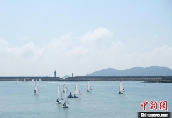浙江象山，杭州亞運(yùn)會(huì)帆船項(xiàng)目運(yùn)動(dòng)員揚(yáng)帆起航。林波 攝