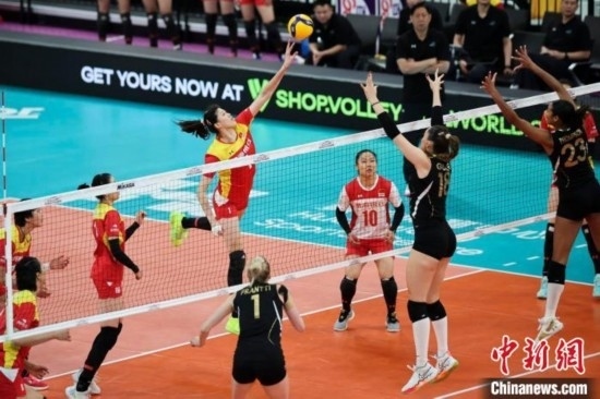 女排世俱杯賽場(chǎng)上，天津渤海銀行女排(紅)對(duì)陣巴西海灘女排(黑)。主辦方供圖