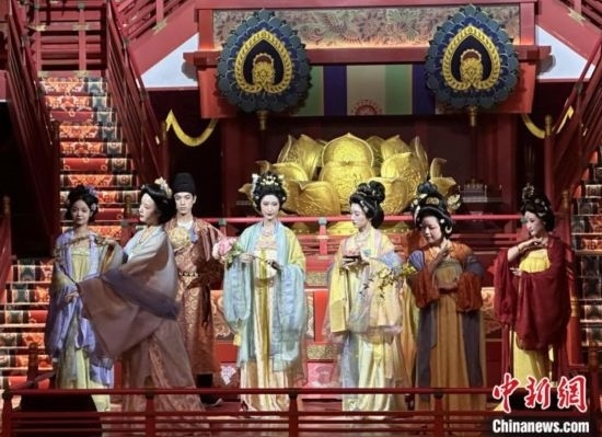 2023年12月31日晚間，在長安十二時辰主題街區(qū)進行的漢服表演。 中新社記者 張一辰 攝