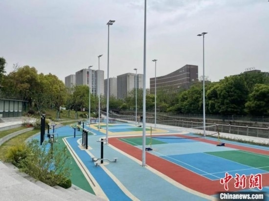 杭州余杭區(qū)一嵌入式體育場(chǎng)地。張煜歡 攝