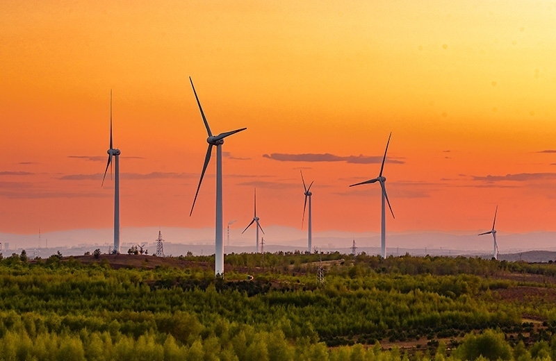 2023年5月23日清晨拍攝的內(nèi)蒙古興安盟烏蘭浩特市呼和馬場風(fēng)力光伏發(fā)電場內(nèi)的風(fēng)機。