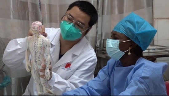 嘉興市中醫(yī)醫(yī)院郝亞波給當(dāng)?shù)刂种v解中醫(yī)經(jīng)絡(luò)。新華社發(fā)