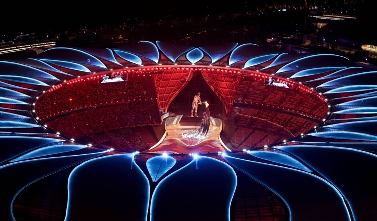 2023年9月23日，最后一棒火炬手汪順和數(shù)字火炬手在杭州亞運(yùn)會(huì)開幕式上點(diǎn)燃主火炬。新華社記者 程婷婷 攝