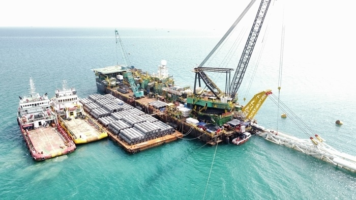 印尼拉維拉維項目52英寸海管拖拉頭準(zhǔn)確抵達(dá)登陸點。主辦方供圖