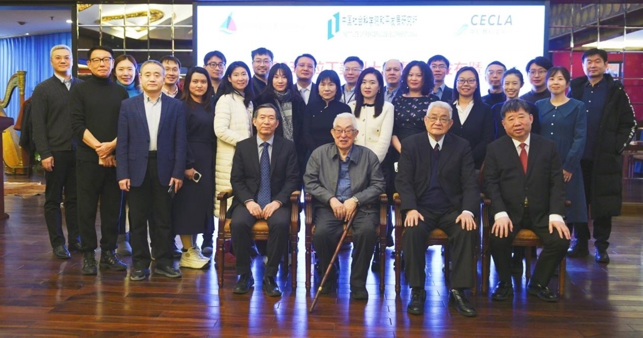 與會(huì)專(zhuān)家學(xué)者舉行合影。主辦方供圖